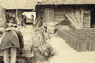 瓦に適した良質な粘土が取れる土壌で脈々と受け継がれた伝統の技。