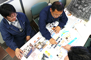 屋根のことはもちろん「家全体」の知識を日々勉強し続けます。